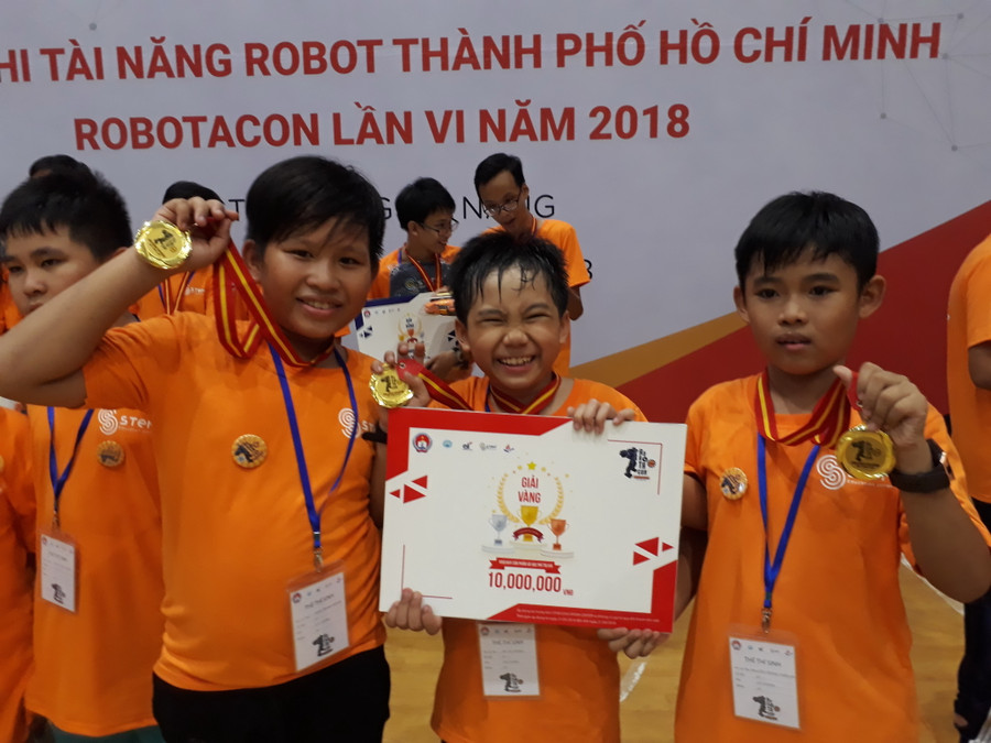 Niềm vui chiến thắng của những học sinh giành giải Vàng. Niềm vui chiến thắng của những học sinh giành giải Vàng.