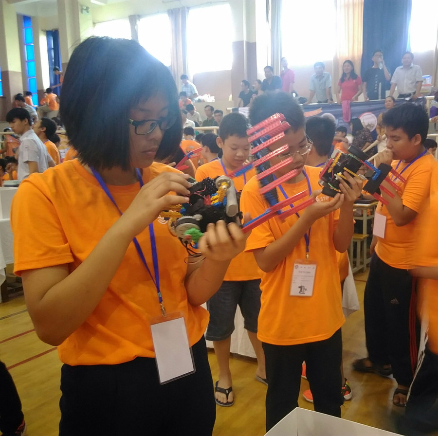 Các thí sinh đang kiểm tra và hiệu chỉnh robot trước khi thi đấu