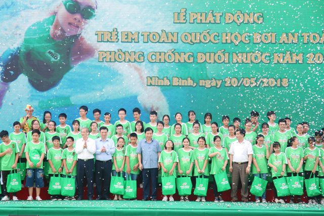 Thứ trưởng Bộ GD&ĐT Nguyễn Hữu Độ cùng các đại biểu tặng quà cho các em học sinh tham gia tìm hiểu kiến thức Thứ trưởng Bộ GD&ĐT Nguyễn Hữu Độ cùng các đại biểu tặng quà cho các em học sinh tham gia tìm hiểu kiến thức