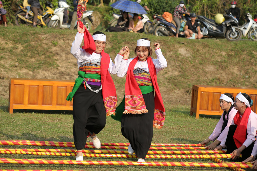 Múa sạp- một trong những nét văn hoá đặc sắc của người Thái. (Ảnh: NT). Múa sạp- một trong những nét văn hoá đặc sắc của người Thái. (Ảnh: NT).