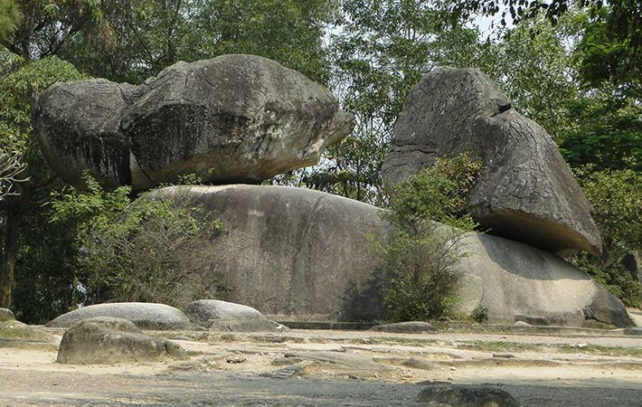 Hòn trống mái trên núi Trường Lệ có ý nghĩa về mối tình chung thủy, son sắc vợ chồng. (Ảnh: NT).