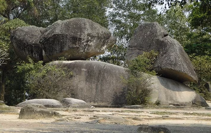 Hòn trống mái trên núi Trường Lệ có ý nghĩa về mối tình chung thủy, son sắc vợ chồng. (Ảnh: NT).