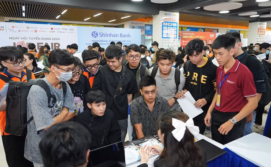 Đông đảo sinh viên nộp hồ sơ ứng tuyển việc làm tại một gian hàng của Doanh nghiệp. 