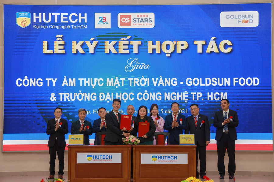 Đại diện lãnh đạo Trường ĐH Công nghệ TPHCM ký kết hợp tác với Doanh nghiệp. Đại diện lãnh đạo Trường ĐH Công nghệ TPHCM ký kết hợp tác với Doanh nghiệp.