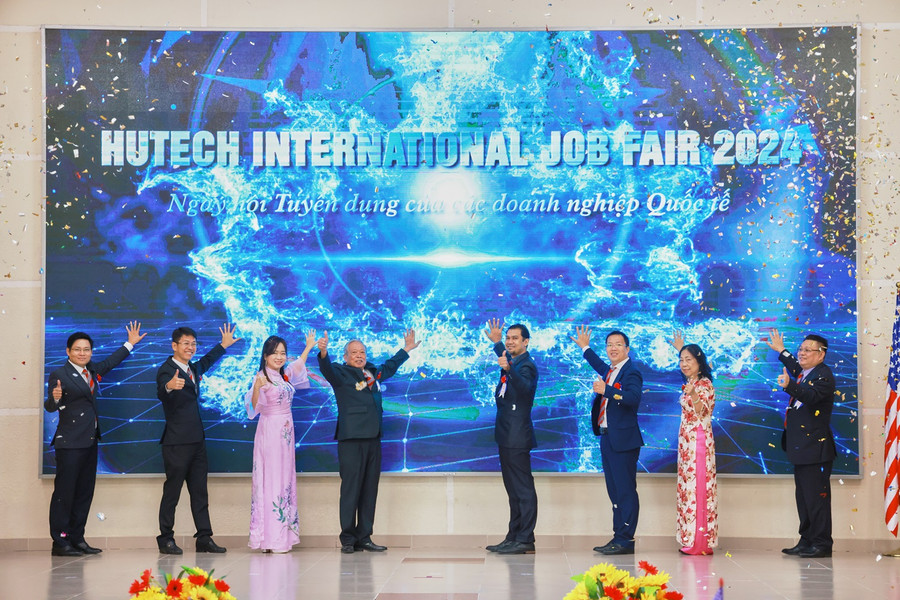 Đại diện lãnh đạo HUTECH và khách mời nhấn nút khai mạc ngày hội. Đại diện lãnh đạo HUTECH và khách mời nhấn nút khai mạc ngày hội.