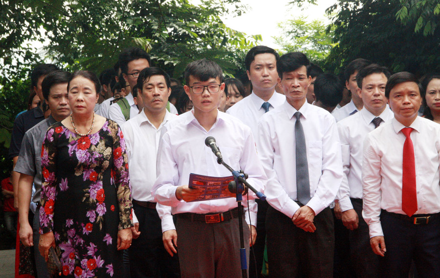 Em Nguyễn Dương Tùng, giải Nhì quốc vượt cấp môn Hóa Kính cáo các Vua Hùng Em Nguyễn Dương Tùng, giải Nhì quốc vượt cấp môn Hóa Kính cáo các Vua Hùng