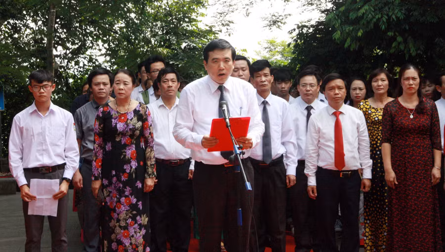 Giám đốc Sở GD&ĐT Nguyễn Minh Tường Kính cáo với Vua Hùng các kết quả học tập của Ngành GD Phú Thọ năm học 2017 - 2018