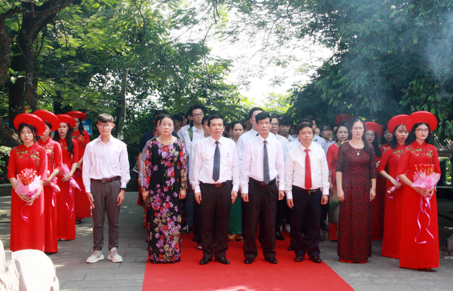 Đại diện Sở GD&ĐT, Hội khuyến học Phú Thọ và các em học sinh thành kính tại lễ báo công Đại diện Sở GD&ĐT, Hội khuyến học Phú Thọ và các em học sinh thành kính tại lễ báo công