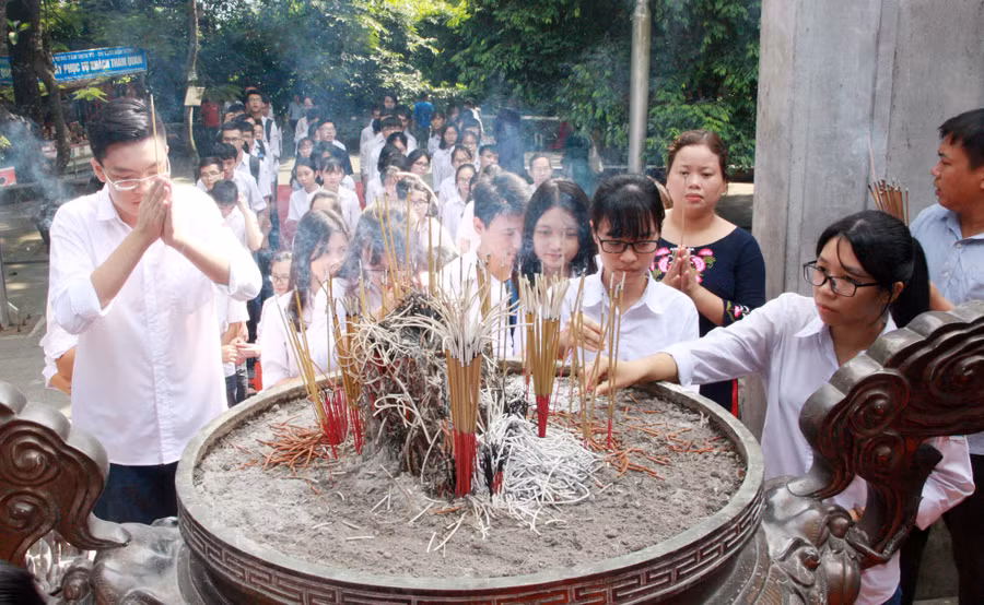 Các em học sinh thành kính dâng hương báo công trước Vua Hùng