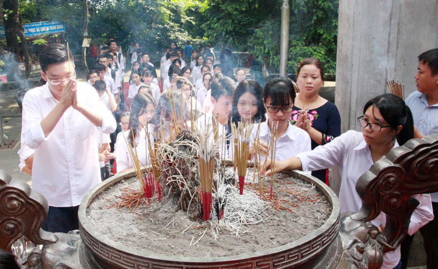 Các em học sinh thành kính dâng hương báo công trước Vua Hùng Các em học sinh thành kính dâng hương báo công trước Vua Hùng