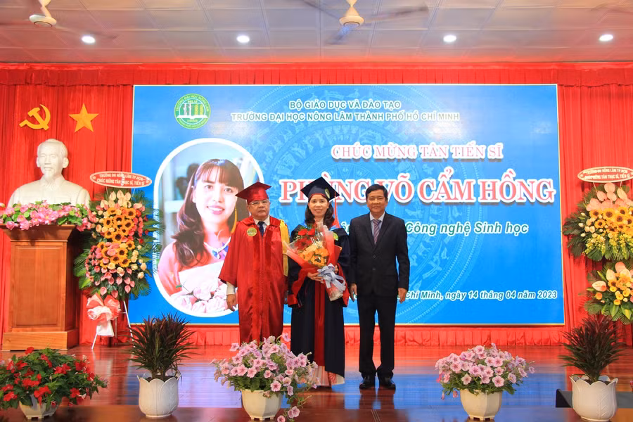 Một tân Tiến sĩ nhận bằng tốt nghiệp.