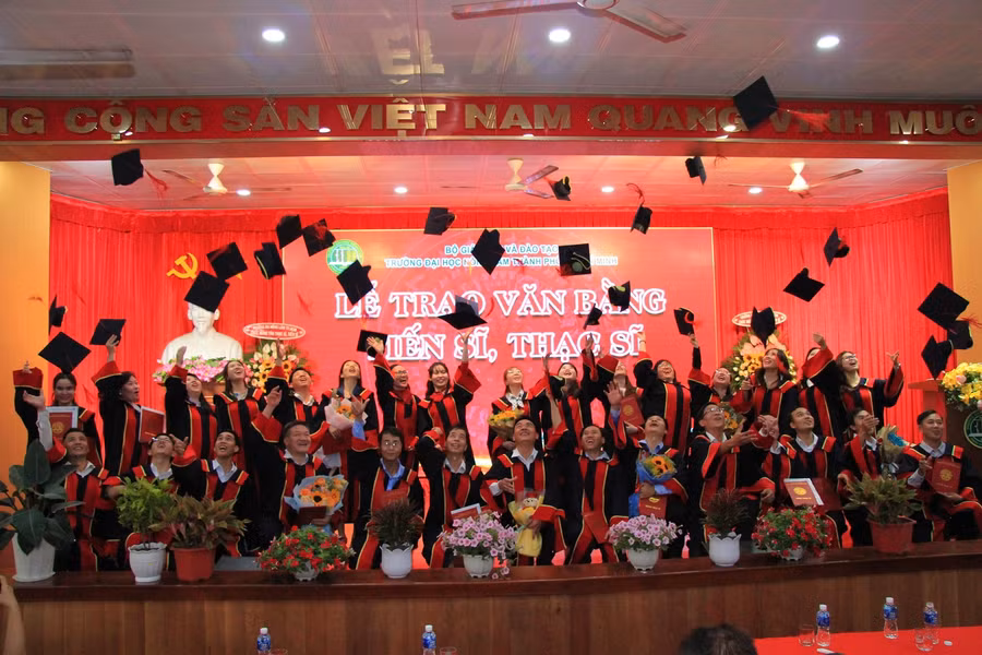 Các tân Tiến sĩ, Thạc sĩ Trường ĐH Nông Lâm THCM trong ngày vui tốt nghiệp.