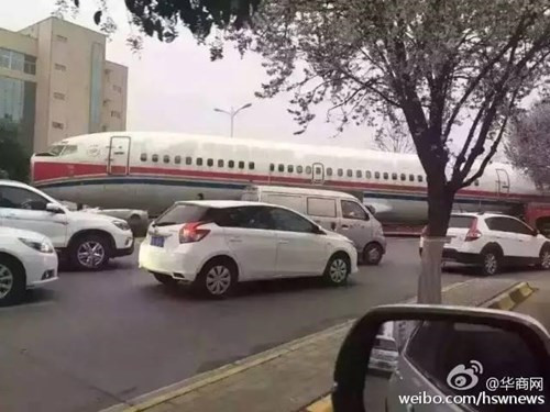 Giao thông tắc nghẽn vì máy bay ‘dạo chơi’ trên phố - ảnh 6