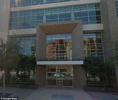 Thất nghiệp gần một thập kỷ, sinh viên kiện lại trường - ảnh 1