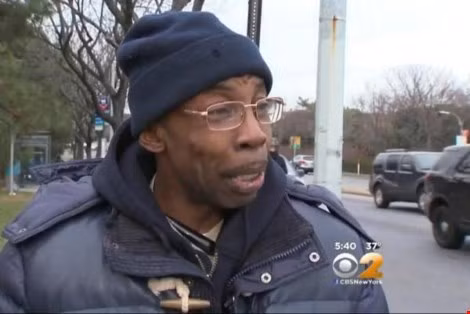 James Roberts nhờ truyền thông New York tìm kiếm anh cảnh sát đã giúp đỡ ông 