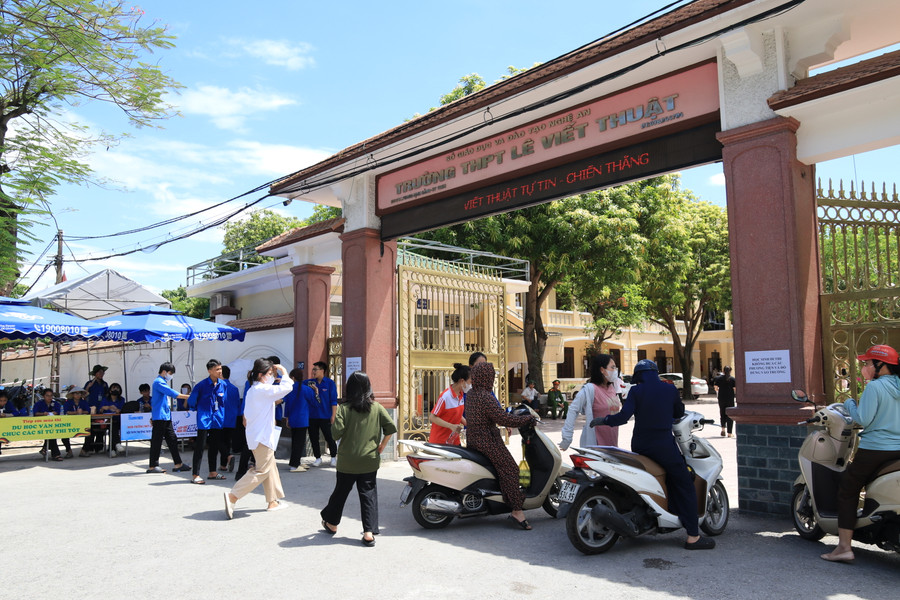 Thí sinh đến điểm thi Trường THPT Lê Viết Thuật vào chiều 28/6. Ảnh: Phạm Tâm Thí sinh đến điểm thi Trường THPT Lê Viết Thuật vào chiều 28/6. Ảnh: Phạm Tâm