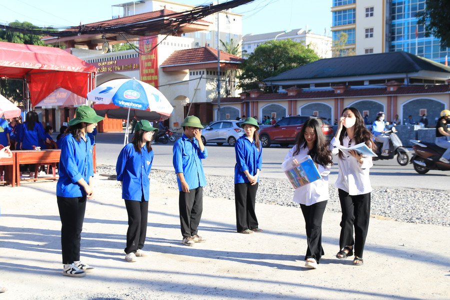 Thí sinh đến dự thi tại điểm Trường THPT Huỳnh Thúc Kháng. Ảnh: Phạm Tâm Thí sinh đến dự thi tại điểm Trường THPT Huỳnh Thúc Kháng. Ảnh: Phạm Tâm