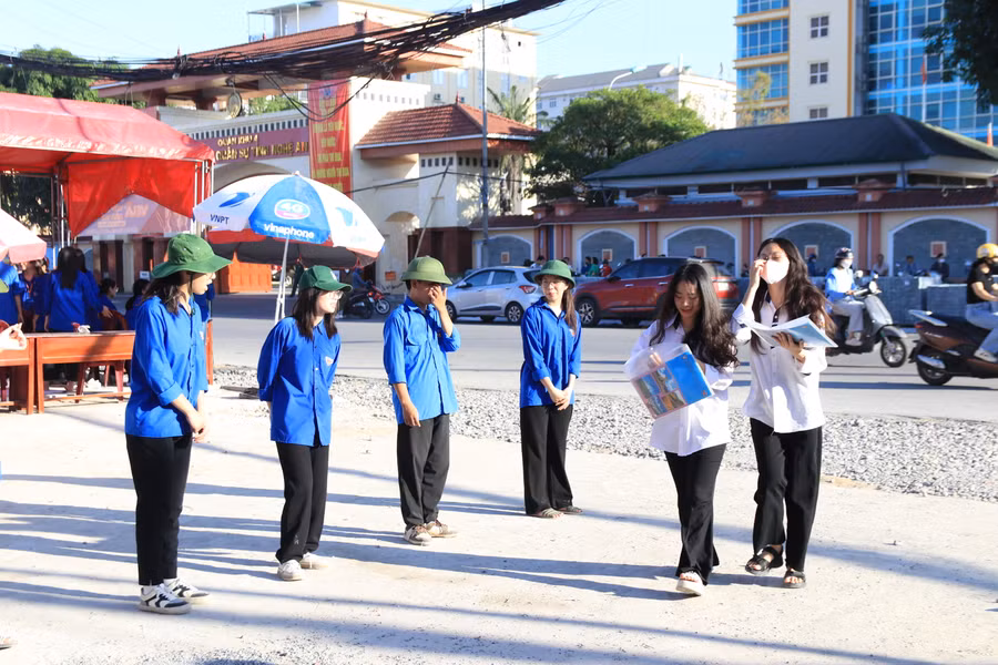 Thí sinh đến dự thi tại điểm Trường THPT Huỳnh Thúc Kháng. Ảnh: Phạm Tâm