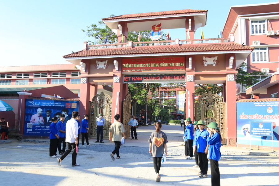 Dù mới sáng sớm nhưng thời tiết TP Vinh có nắng to, không khí khá oi bức. Dù mới sáng sớm nhưng thời tiết TP Vinh có nắng to, không khí khá oi bức.