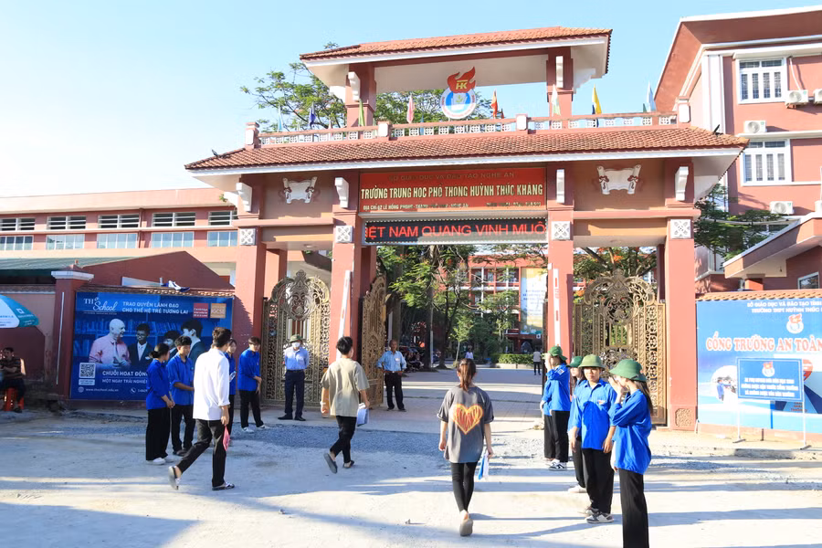 Dù mới sáng sớm nhưng thời tiết TP Vinh có nắng to, không khí khá oi bức.