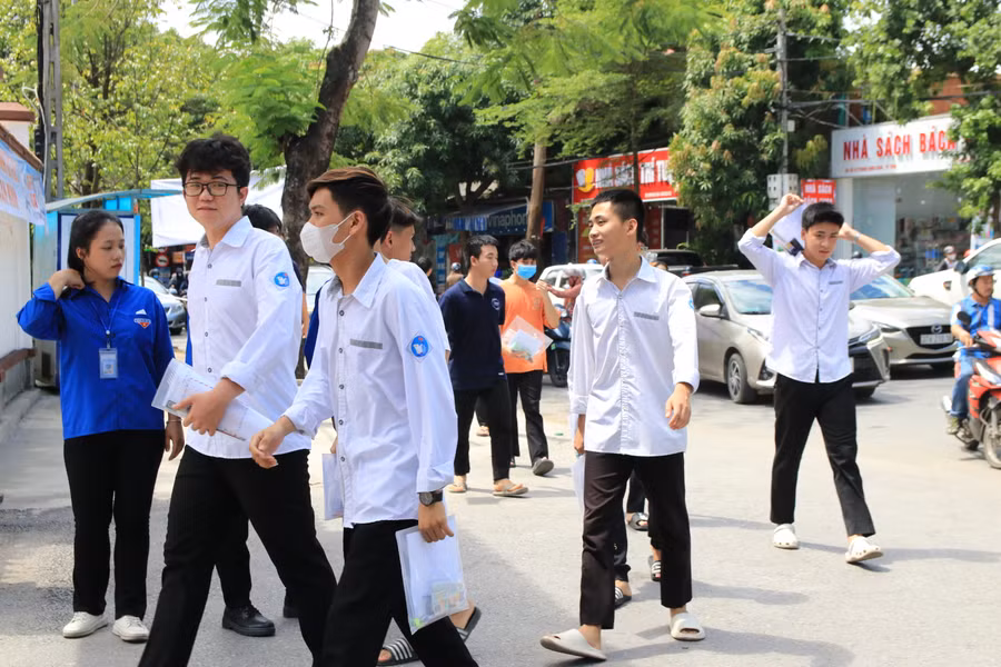 Nhiều thí sinh hào hứng bước vào môn thi cuối cùng. Ảnh: Phạm Tâm