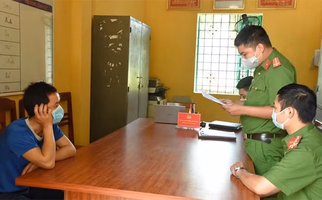 L.X.C (bên trái) tại cơ quan Công an