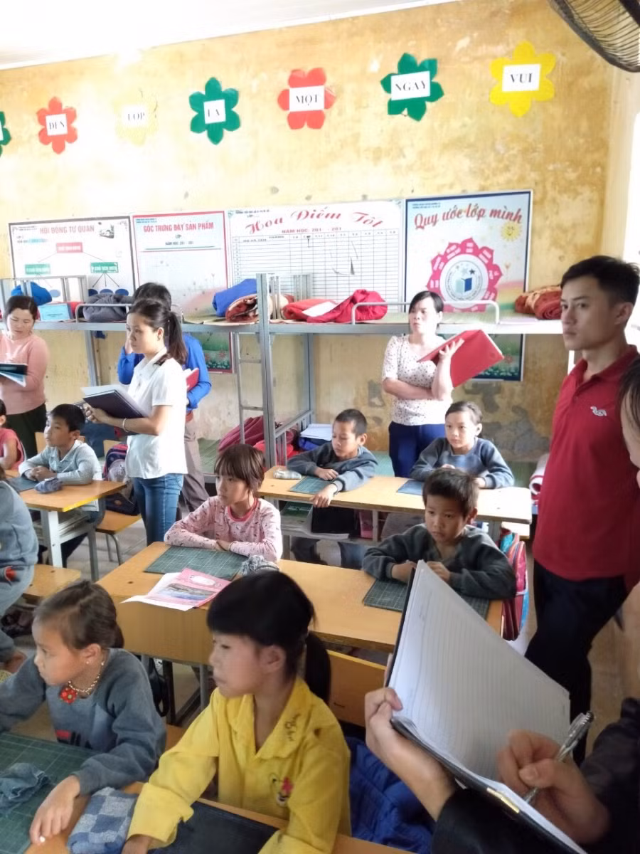 Một buổi dự giờ của các giáo viên ở 11 điểm bản khó khăn