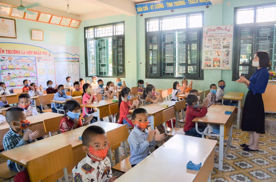 Giờ học của cô trò Trường Tiểu học xã Hua Thanh (huyện Điện Biên).