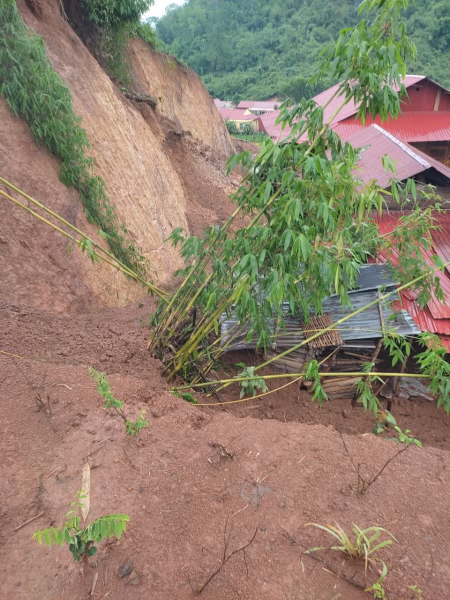 Đất đá tại nhiều điểm sạt lở, tràn vào nhà dân