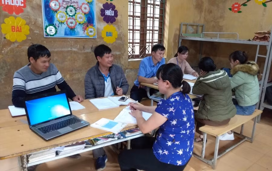 Giáo viên cốt cán hỗ trợ giáo viên ở các điểm bản khó trong quá trình tự bồi dưỡng kiến thức