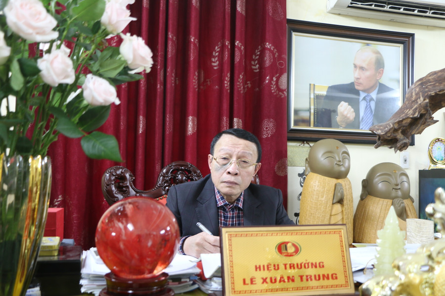 Thầy Lê Xuân Trung - Hiệu trưởng Trường THPT Lê Lợi, quận Hà Đông. Thầy Lê Xuân Trung - Hiệu trưởng Trường THPT Lê Lợi, quận Hà Đông.