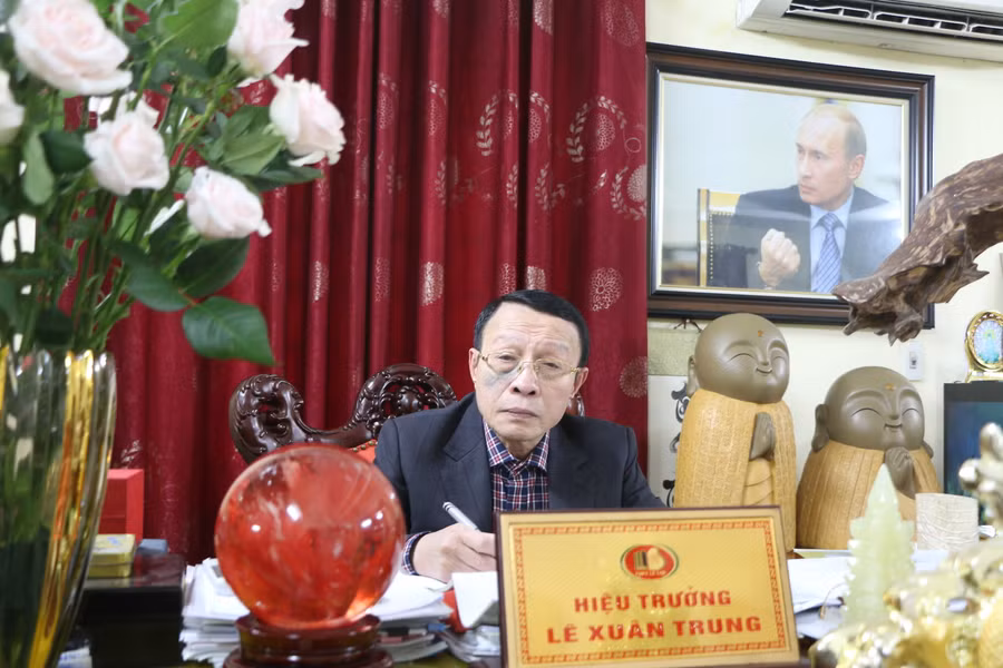 Thầy Lê Xuân Trung - Hiệu trưởng Trường THPT Lê Lợi, quận Hà Đông. Thầy Lê Xuân Trung - Hiệu trưởng Trường THPT Lê Lợi, quận Hà Đông.