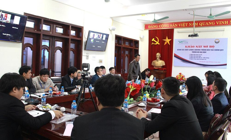 Quang cảnh buổi làm việc.