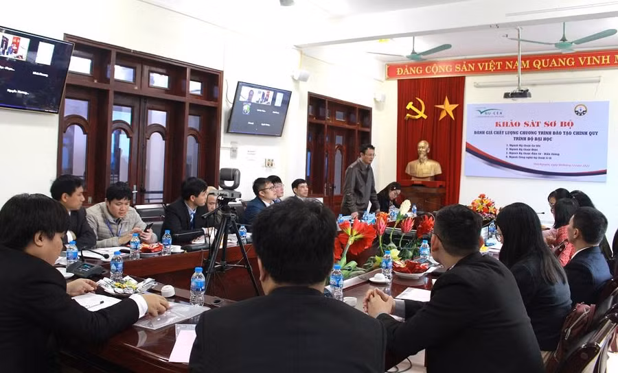 Quang cảnh buổi làm việc.