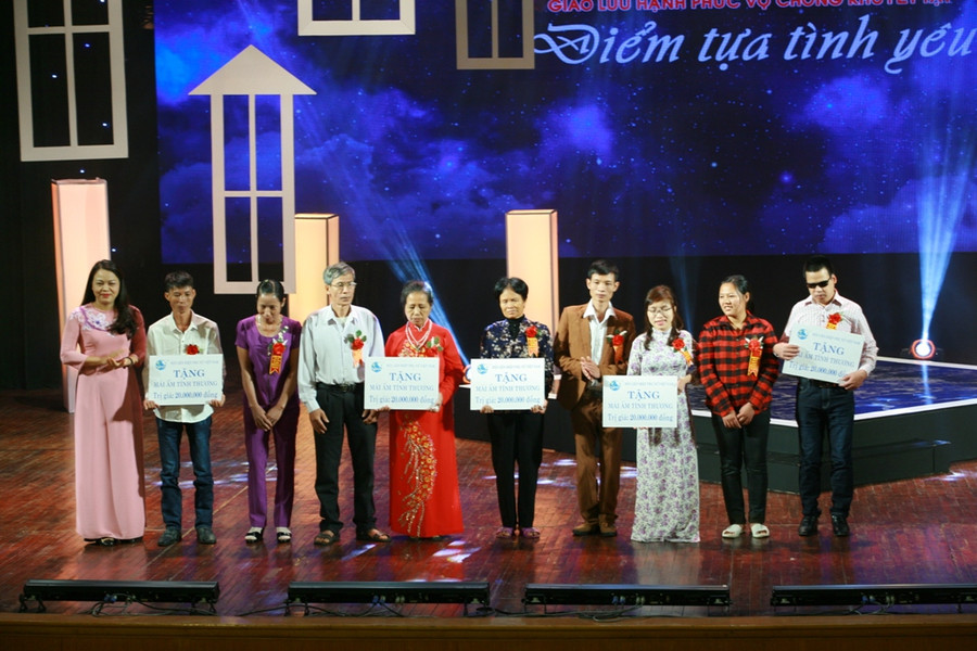 Hội LHPN tặng nhà tình thương cho các gia đình người khuyết tật khó khăn