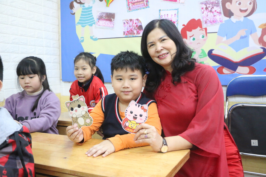 Cô Nguyễn Thanh Tịnh - Hiệu trưởng Trường Tiểu học Mai Dịch tặng lì xì đầu năm cho học sinh.