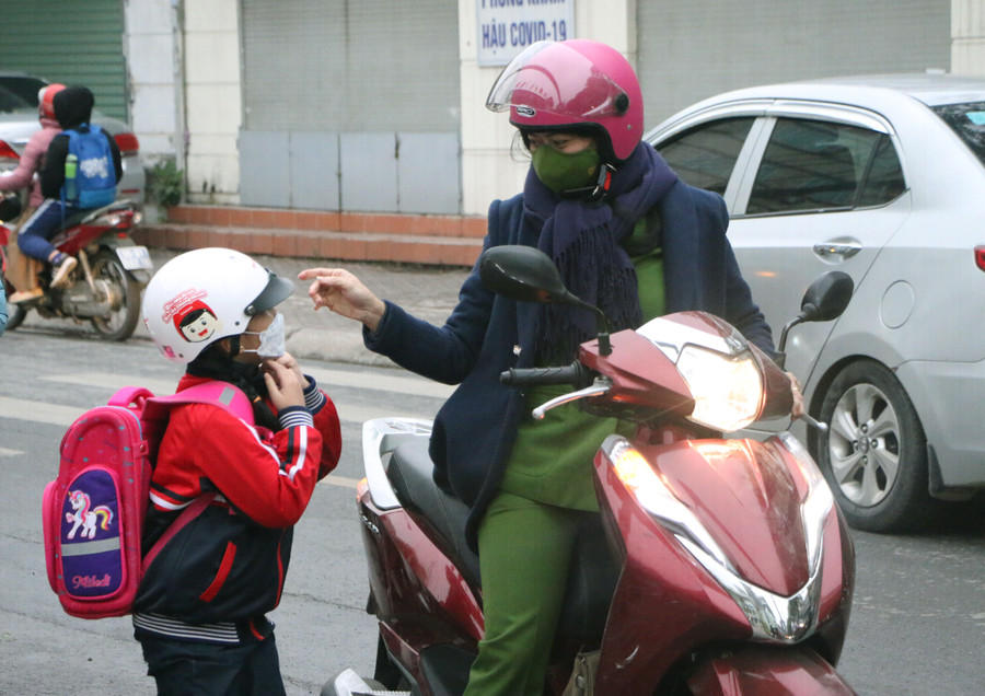 Học sinh được bố mẹ đưa đến trường từ khoảng 7h sáng 27/1 sau kỳ nghỉ Tết Nguyên đán 2023.