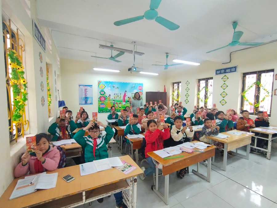 Cô trò Trường Tiểu học Tòng Bạt trong buổi học đầu tiên của năm mới Quý Mão 2023 với những phong bao lì xì nhỏ xinh trên tay.