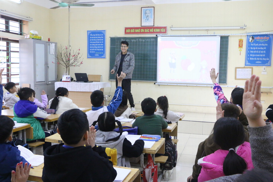 Tiết học đầy sôi nổi của lớp 4A1 về chủ đề tìm hiểu về ngày Tết Nguyên đán do thầy Nguyễn Sỹ Lợi làm chủ nhiệm.