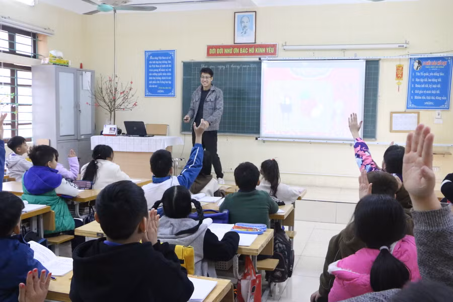 Tiết học đầy sôi nổi của lớp 4A1 về chủ đề tìm hiểu về ngày Tết Nguyên đán do thầy Nguyễn Sỹ Lợi làm chủ nhiệm.