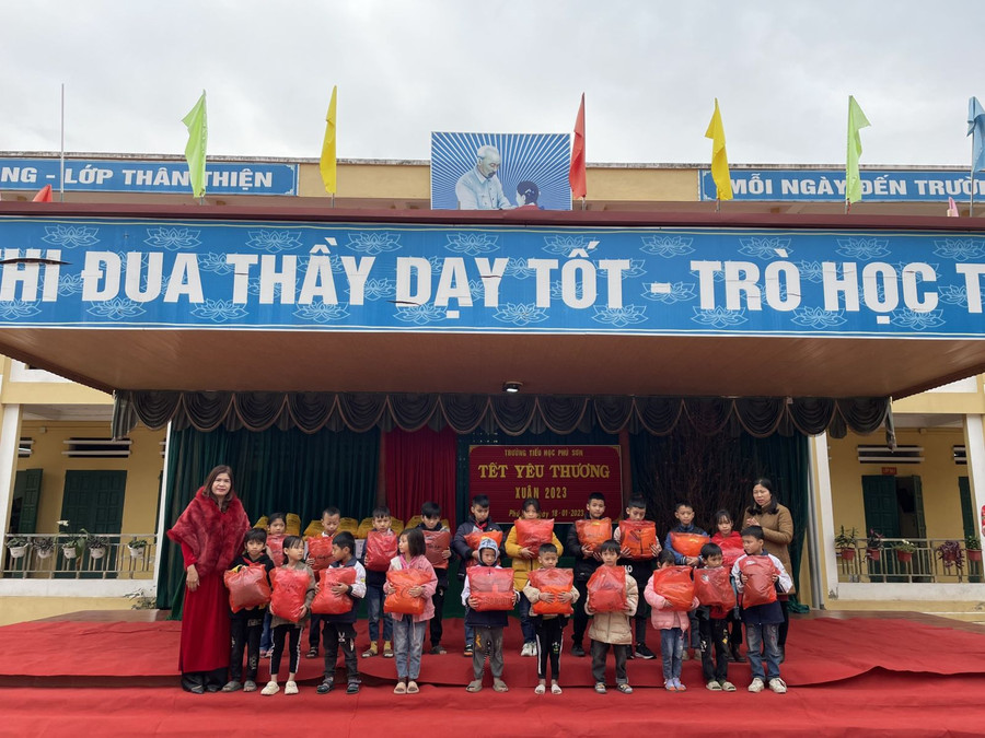 Trường Tiểu học Phú Sơn trao quà cho học sinh hoàn cảnh khó khăn từ trước khi nghỉ Tết Nguyên đán 2023.