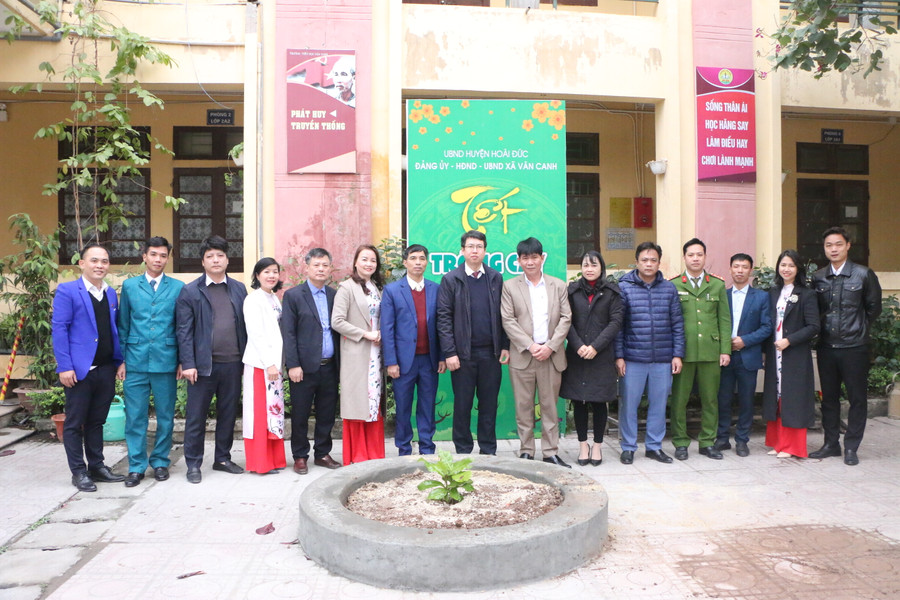 Đoàn của lãnh đạo UBND huyện Hoài Đức cùng đại diện chính quyền xã Vân Canh, BGH Trường Tiểu học Vân Canh chụp ảnh lưu niệm. Đoàn của lãnh đạo UBND huyện Hoài Đức cùng đại diện chính quyền xã Vân Canh, BGH Trường Tiểu học Vân Canh chụp ảnh lưu niệm.