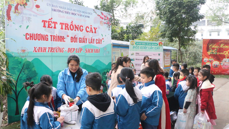 Các em học sinh tham gia chương trình rất nhiệt tình với những túi giấy vụn, vỏ lon trên tay. Các em học sinh tham gia chương trình rất nhiệt tình với những túi giấy vụn, vỏ lon trên tay.