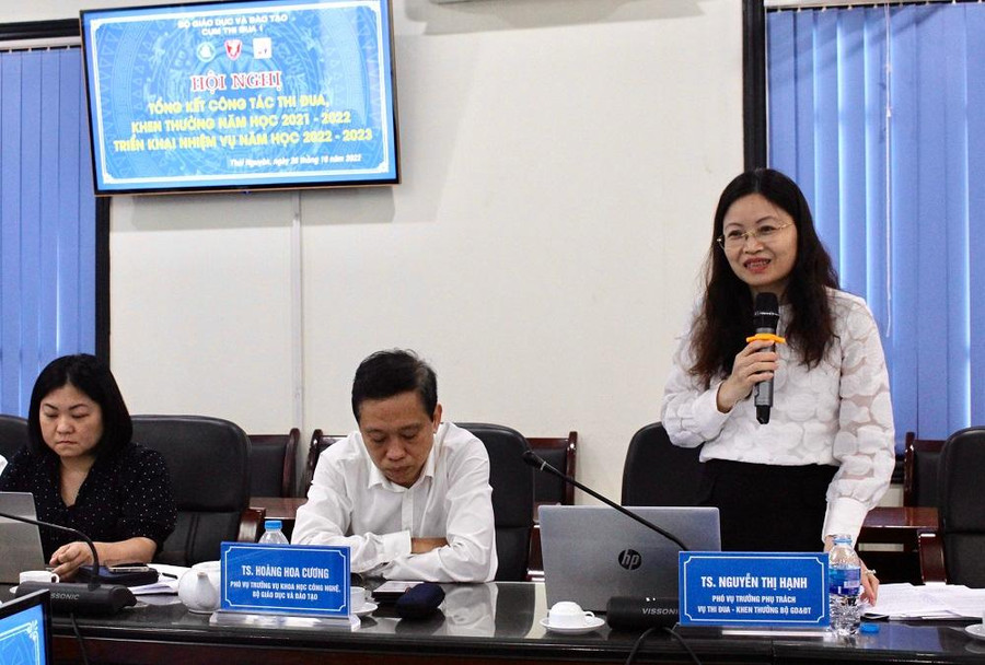 TS Nguyễn Thị Hạnh, Phó vụ trưởng vụ thi đua khen thưởng Bộ Giáo dục và Đào tạo chia sẻ tại Hội nghị. TS Nguyễn Thị Hạnh, Phó vụ trưởng vụ thi đua khen thưởng Bộ Giáo dục và Đào tạo chia sẻ tại Hội nghị.