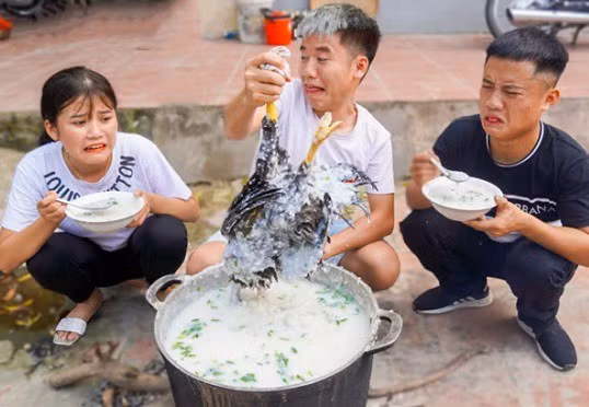 Hưng Vlog trong Clip nấu cháo gà nguyên lông gây phản cảm.