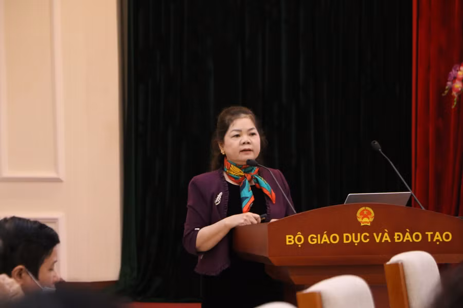 PGS.TS Trần Thị Minh Hằng báo cáo về phần giải pháp nâng cao chất lượng đội ngũ nhà giáo. Ảnh: Khôi Nguyên.