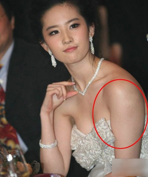 Chị em có bắp tay to, tránh xa 3 kiểu trang phục này ảnh 9 khong muon thien ha nhin thay nhuoc diem bap tay to, chi em buoc phai tranh xa 3 mon nay! - 10