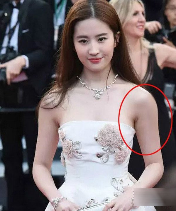 Chị em có bắp tay to, tránh xa 3 kiểu trang phục này ảnh 8 khong muon thien ha nhin thay nhuoc diem bap tay to, chi em buoc phai tranh xa 3 mon nay! - 9