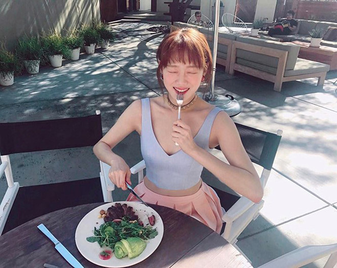 “Cô nàng cử tạ” Lee Sung Kyung xinh đẹp và đáng yêu với kiểu tóc mái ngố trên trán