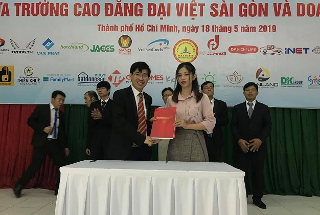 TS Lê Lâm- CTHĐQT Hệ thống Giáo dục Đại Việt, Hiệu trưởng Trường Cao đẳng Đại Việt Sài Gòn ký kết hợp tác với một Doanh nghiệp tại lễ ký kết